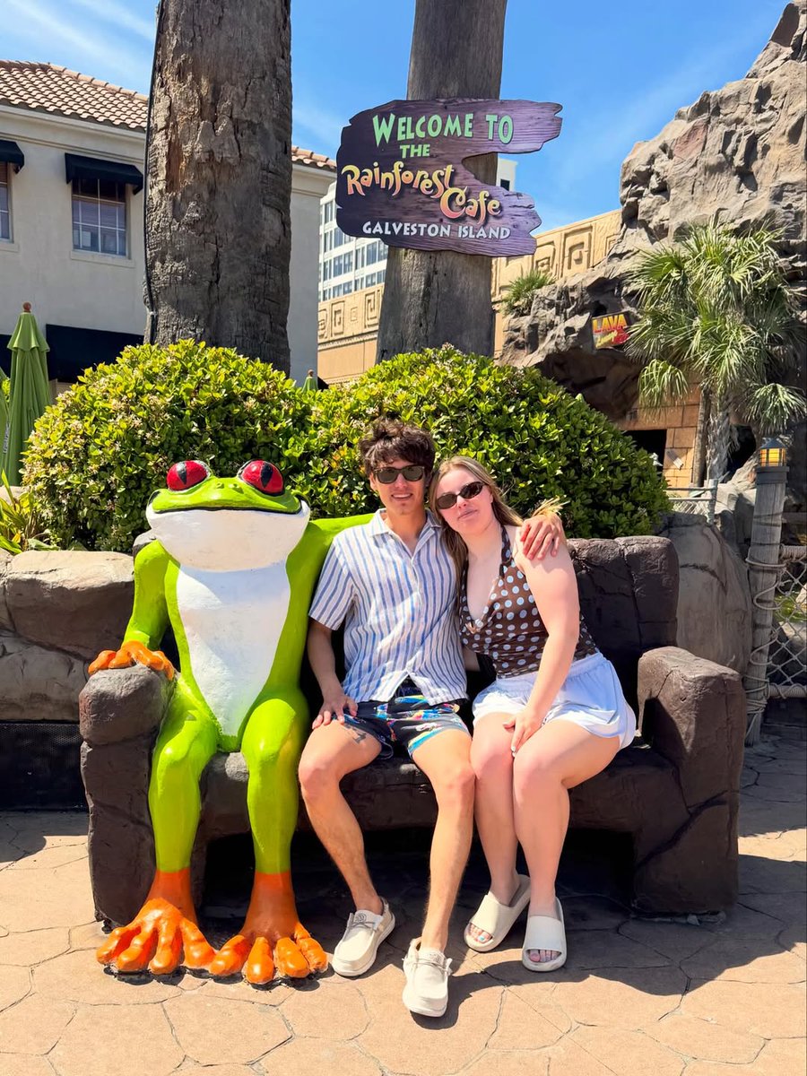Rainforest Cafe tweet media