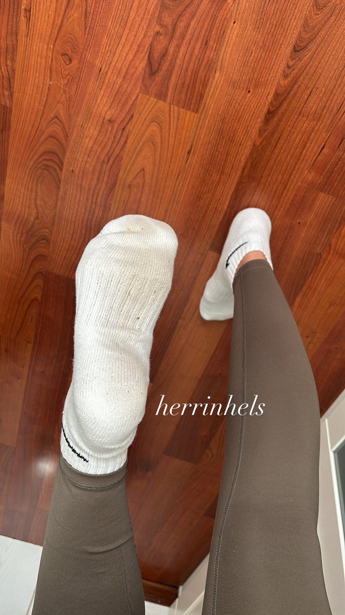 herrinhels's tweet photo. Sniff du Loser 

#findom #femdom https://t.co/qaaLwwktQC