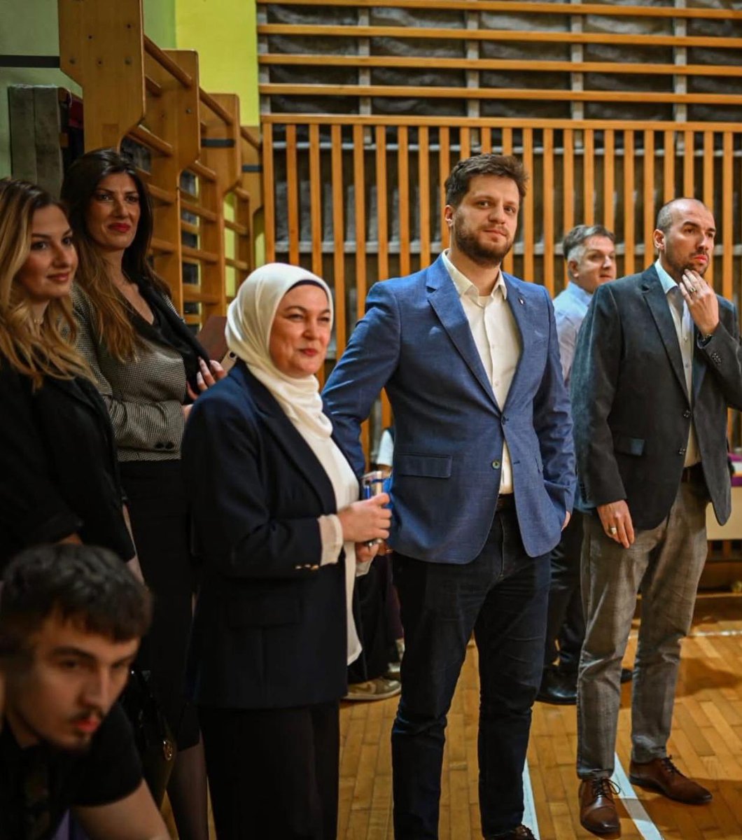 KAD (NI)si MIŠ!

Irfan Čengić došao u Prva bošnjačku gimnaziju i, da bi bio mangup, pita učenika bez uniforme za uniformu.

Umjesto odgovora, dobije pitanje hrabrog učenika:
„A zar bivši učenici PBG smiju kupovati diplome?”

I sad je problem učenik kojem žele smanjiti vladanje.