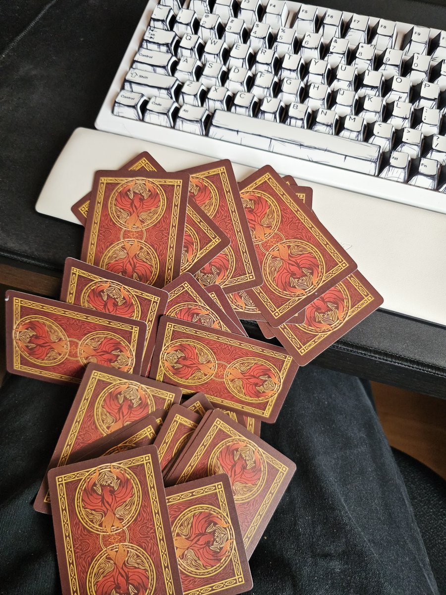 Uhhpeep's tweet photo. @sm0ltiddyg0thgf Pics ud get if i was ur bf (I'm trying to learn card tricks ambidextrously) https://t.co/Fkab9oZIO5