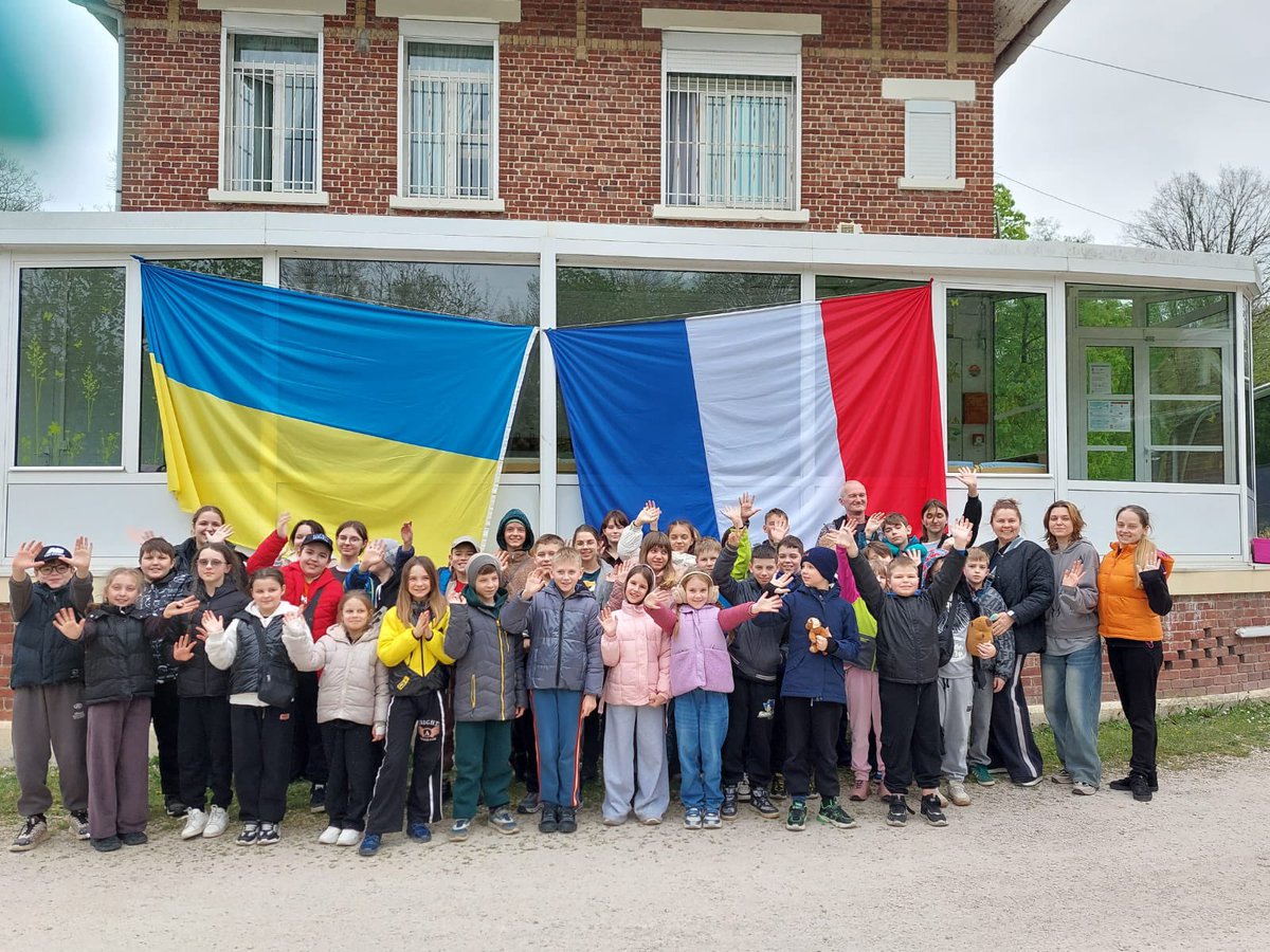 Ardeslandes's tweet photo. Quel bonheur d’accueillir pour la 5e fois à @lillefrance un groupe de 40enfants de notre ville sœur ukrainienne #Kharkiv.🇺🇦
Après un hiver très difficile, ils sont chez nous pour 2 semaines de répit et d’insouciance loin de la guerre.
Bienvenue à eux, ou plutôt ‘laskavo prosymo’! https://t.co/TZ4lnipeSR