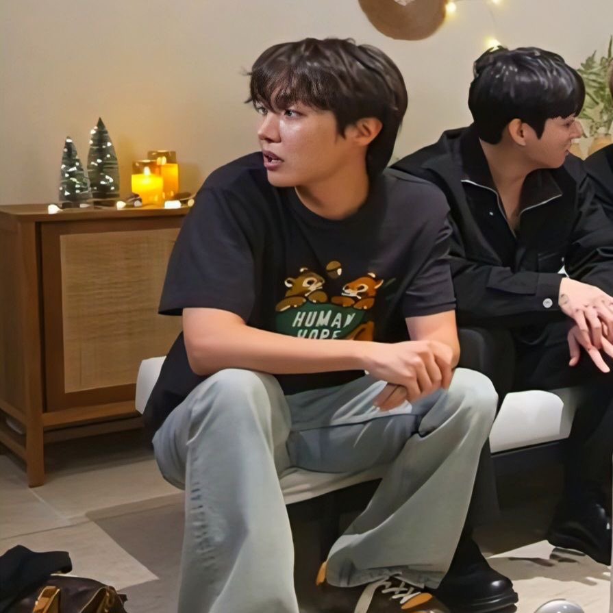 은은한 남자덩치느껴질때 그냥심란해짐

아빨랑일어나~~~
나가자고 팔 잡아끌어도
이놈자가 각잡고버티면

당긴 나만 홀랑 침대에 같이엎어질거같은st..

핫걸지망생 여친이
손바닥만한 탱크톱 입어본다고 꺼내오면

,..개옷이여?
진심당황하는남친

이게 들어가냐,,,

어이없는 표정으로 자기 몸판에