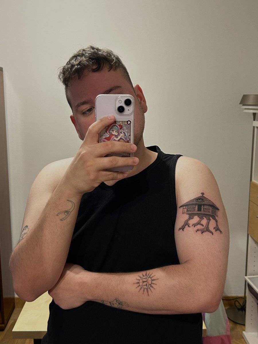 obsessed con mis nuevos tatus supongo 🙂‍↕️🙂‍↕️