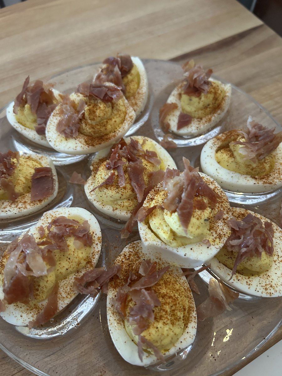 LeslieBall29's tweet image. Deviled eggs with crispy prosciutto. #snack