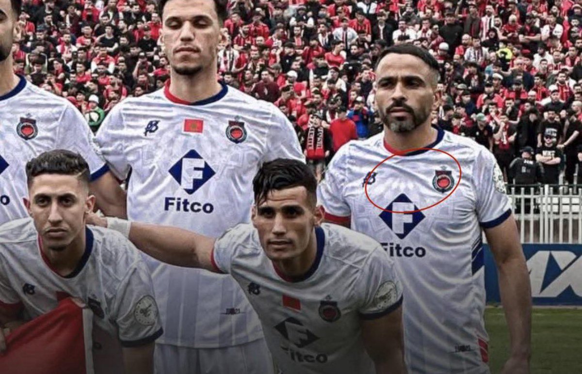 AtKoraMaroc's tweet image. Scène incroyable aujourd’hui en Algérie 🇩🇿 : le joueur algérien Houari Farhane contraint de retirer le drapeau marocain 🇲🇦 de son maillot OCS lors du match contre l’USMA.