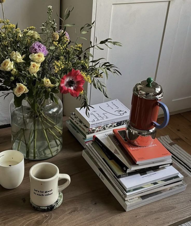 FegrdMuse's tweet photo. Spring flowers, reading and coffee...

#ColourMuse #ArtEscape #flowers #Weekend #books https://t.co/l1YkFbnC2h