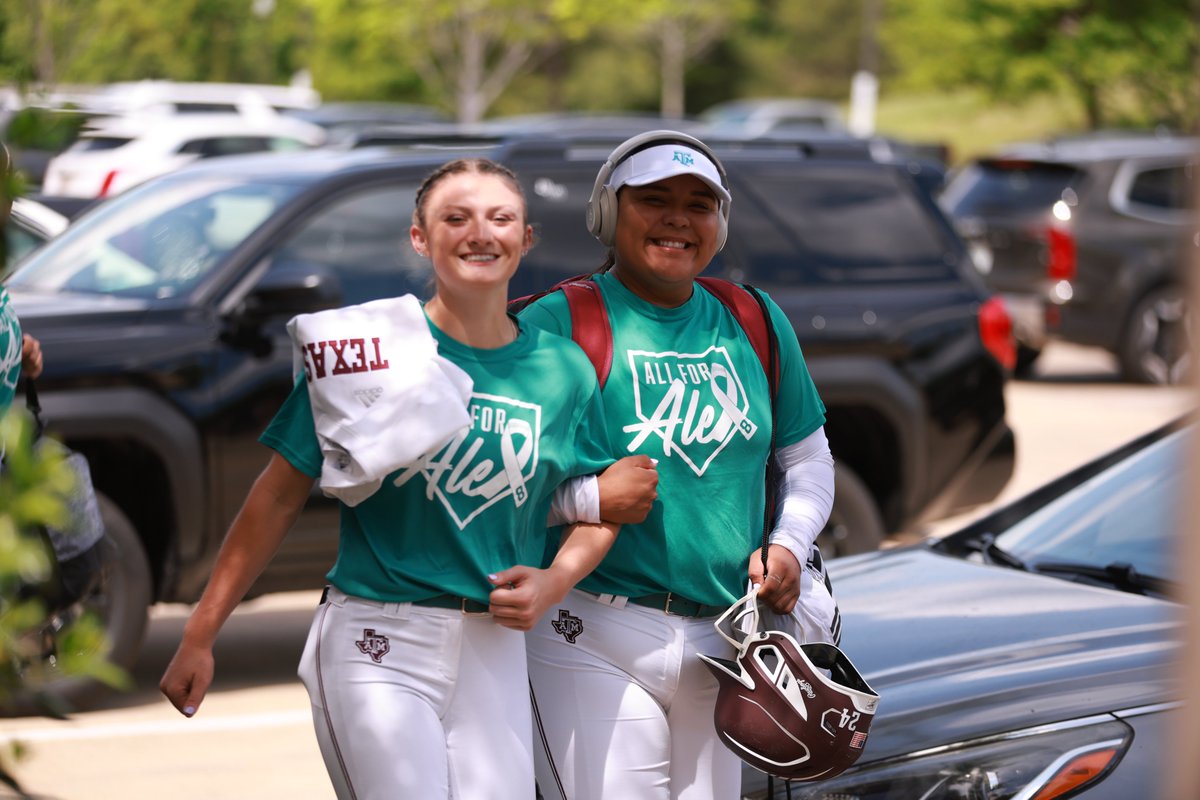 AggieSoftball's tweet image. Ready to go for day ✌️

#GigEm | #AllforAlex 🦋