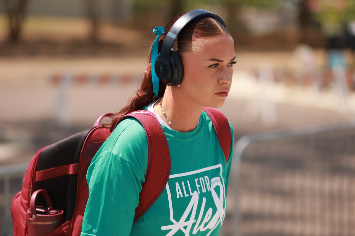 AggieSoftball's tweet image. Ready to go for day ✌️

#GigEm | #AllforAlex 🦋