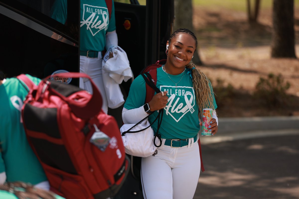 AggieSoftball's tweet image. Ready to go for day ✌️

#GigEm | #AllforAlex 🦋