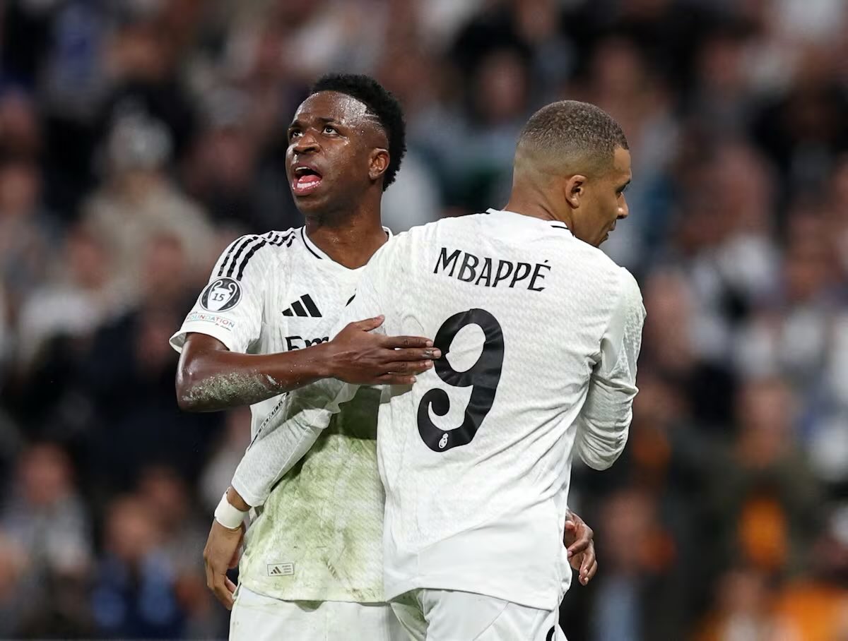 dembelacho's tweet photo. La conexión entre Vinícius y Mbappe simplemente no funciona al nivel que este club exige. Son  dos jugadores increíbles, pero el fútbol se trata de equilibrio, comprensión y sacrificio. En este momento no veo esa química.  Si contra el Bayer quieren ganar MBAPPE y BELLIGHAM https://t.co/a5sKvZJ7ji