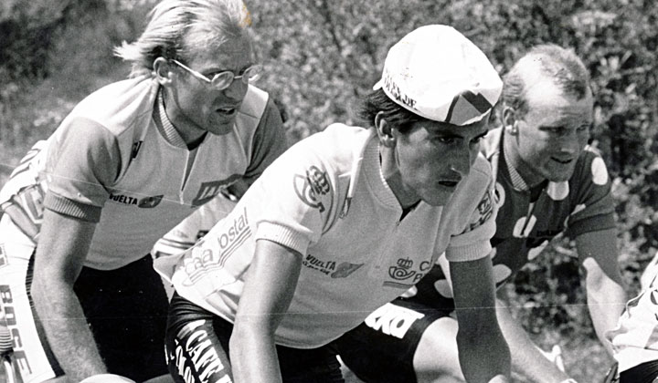 crstobalcabezas's tweet photo. 🔥 39 años de esta foto de la #VueltaaEspaña de 1987.

🚴‍♂️ El podio final en una imagen: #LuchoHerrera, #ReimundDietzen y #LaurentFignon. Aquel año, el "Jardinerito de Fusagasugá" hizo historia como el primer #colombiano en conquistar una Gran Vuelta.

#ciclismo #cristóbalcabezas https://t.co/6ELZe9zfe4
