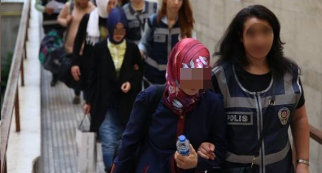 34fatihyilmaz's tweet photo. Manisa merkezli 7 ilde 2 Nisan'da düzenlenen ev baskınlarında 42 kişi gözaltına alındı. 

Gözaltına alınanların önemli bir kısmının KHK ile ihraç edilmiş kişiler ve onların aile bireyleri olduğu öğrenildi.

İnsaniYardıma Kelepçe https://t.co/U6NqAVHvIu