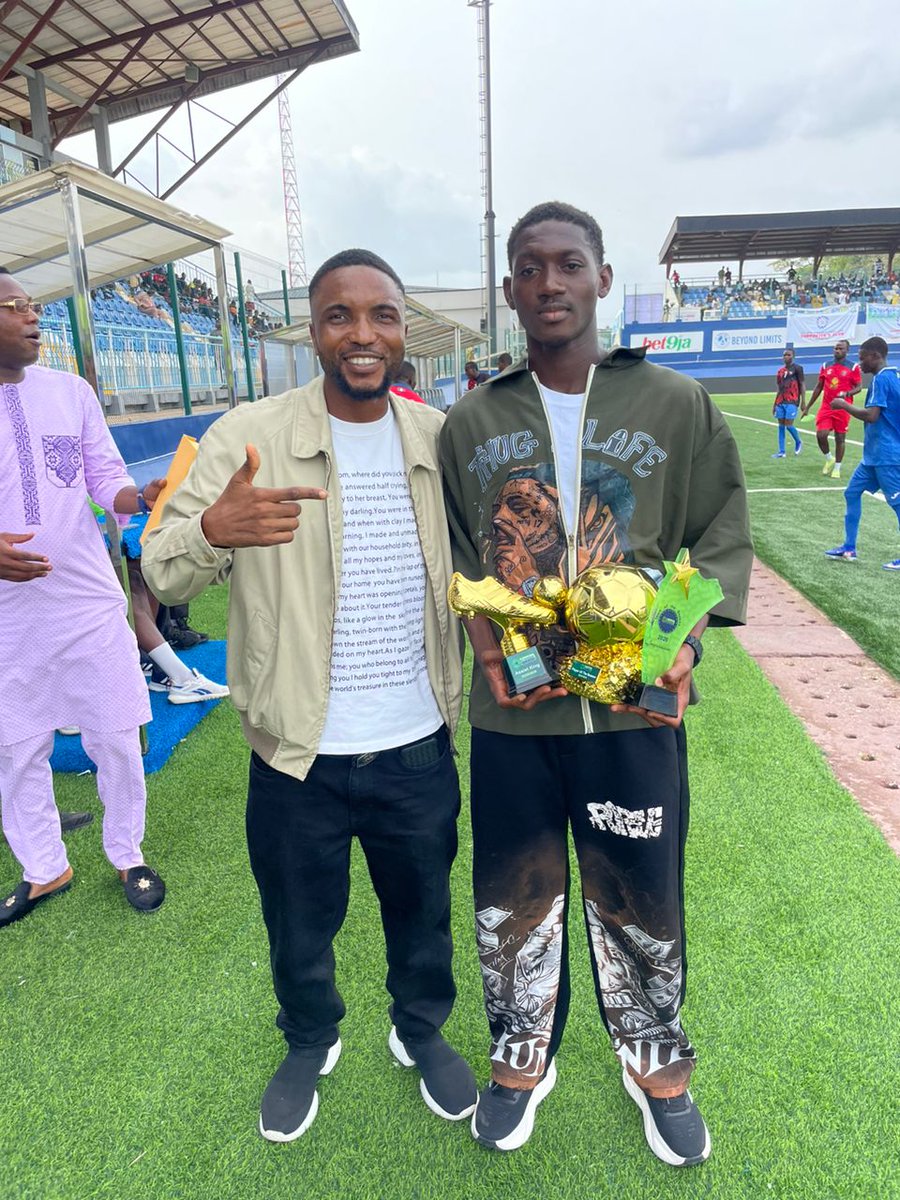 Hardehbhoi's tweet image. Golden moment, golden boy ✨🏆
Sanusi Hanif shining bright—hard work, dedication, and pure class paying off in style. This is what greatness looks like 💪🔥
#ProudMoment #ChampionMindset #tcc #football #awards