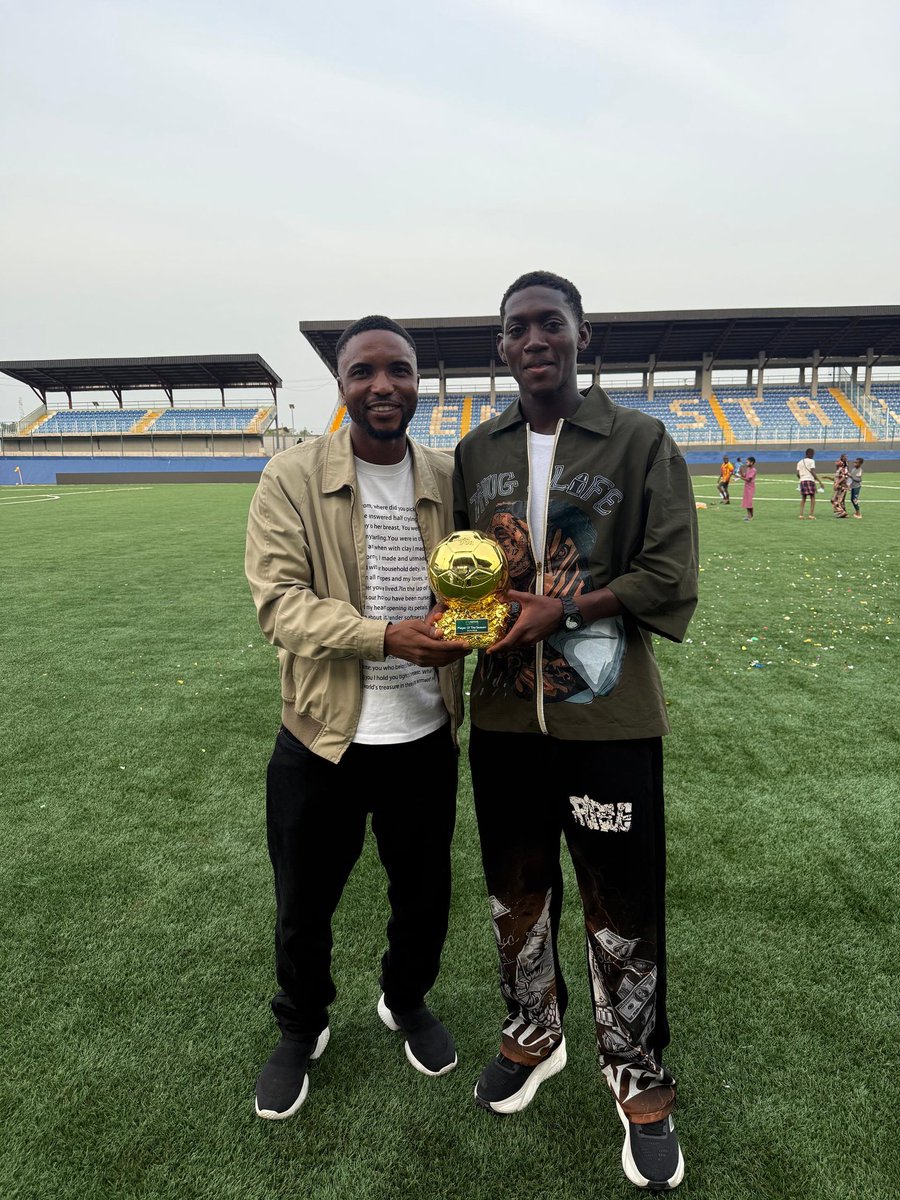 Hardehbhoi's tweet image. Golden moment, golden boy ✨🏆
Sanusi Hanif shining bright—hard work, dedication, and pure class paying off in style. This is what greatness looks like 💪🔥
#ProudMoment #ChampionMindset #tcc #football #awards