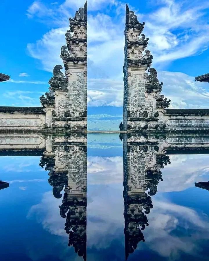 mshafqat72's tweet image. At the Gates of Heaven in Bali, where the earth meets the divine, every step feels like a journey between worlds. 🇮🇩✨
Reflections of sky and soul remind us, paradise isn’t a place, it’s a feeling. 🌄💫 
#Bali #GatesOfHeaven #TravelDreams