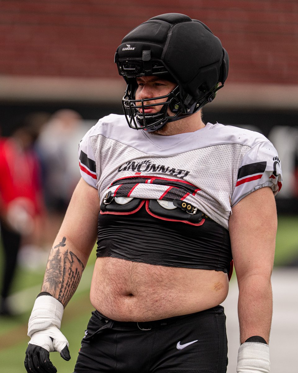 GoBearcatsFB's tweet photo. 🫡 Captain Tyo

@tyo_taran https://t.co/djcLJpYP4H