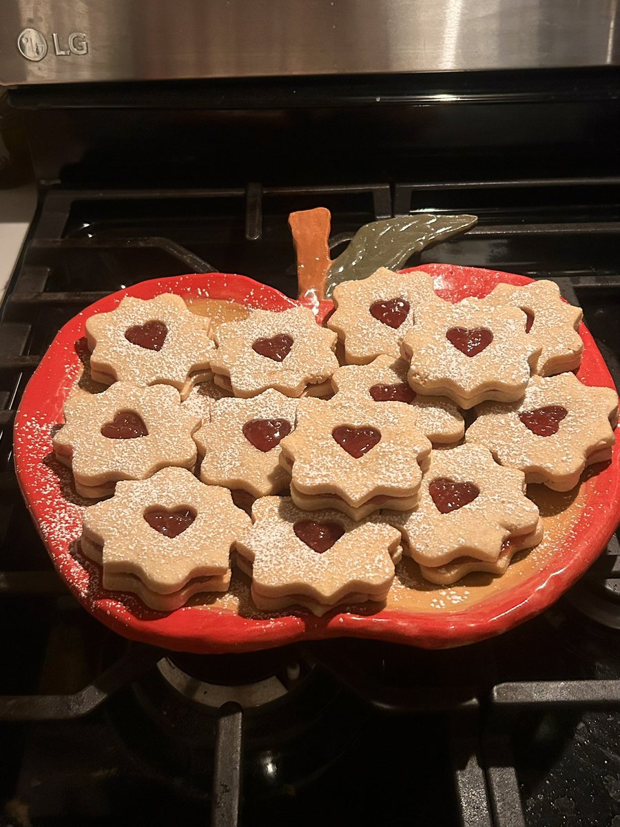 cacaolbs's tweet photo. my dad’s favorite strawberry linzers for his birthday! https://t.co/BxNu4L2Afb