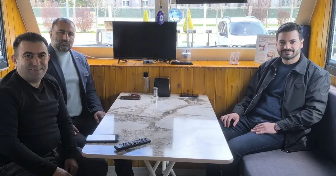 leventbatman's tweet photo. Bugün kıymetli iş insanı Türker Semih İstanbullu ile birlikte, marka tescilli Meraklı Köfte’nin işletme sahibi Fevzi Usta’nın eşsiz lezzetlerini tatma fırsatı bulduk. Harika tatlar ve muhteşem bir hizmet anlayışıyla ağırlandığımız bu güzel anı, bir kareyle ölümsüzleştirdik. 🇹🇷 https://t.co/UX2h0macKL