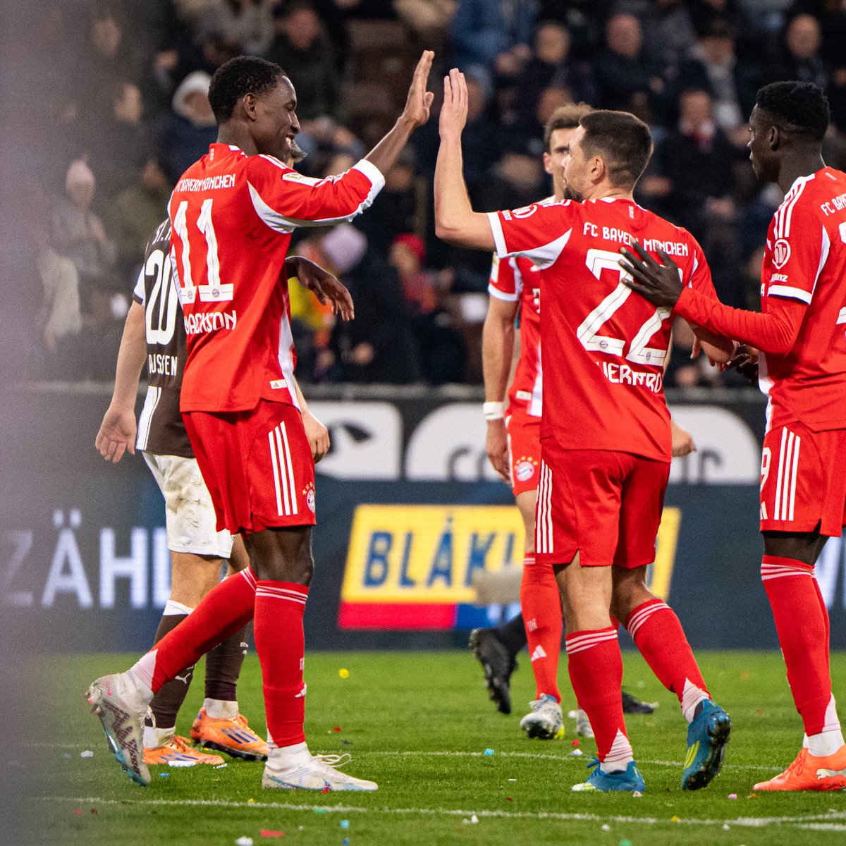 FCBayern's tweet image. Tor #104 🫸🫷 Tor #105