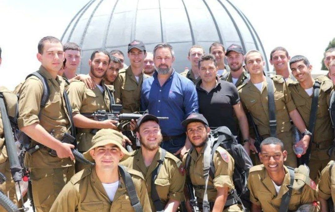 somospueblo_es's tweet image. #Abascal reafirmando su apoyo al ejército israelí.

La descripción del ejército Israelí #FDI como el “ejército más moral del mundo” de quienes disparan a niños u hospitales.
Y de un Estado que se niega a reconocer nuestra Soberanía sobre Ceuta y Melilla o Canarias.