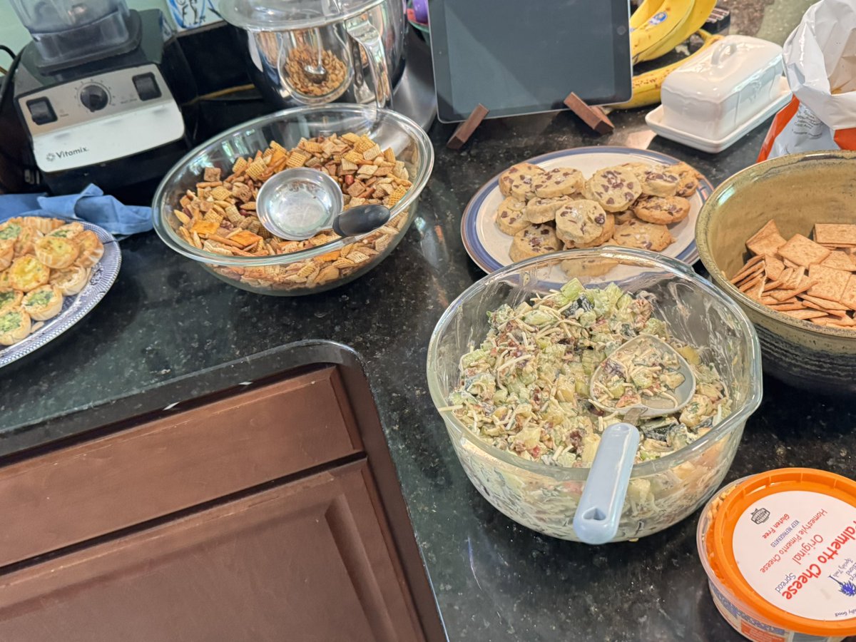 xie_hanying's tweet image. 美国宝贝的一岁生日party 。简单，温馨。

简单的食物，一些饮料。只是朋友家人聚聚聊天，或许对大家都没有压力。

你家宝贝或者朋友家宝贝是怎么过第一个生日的？#birthday #party #bady