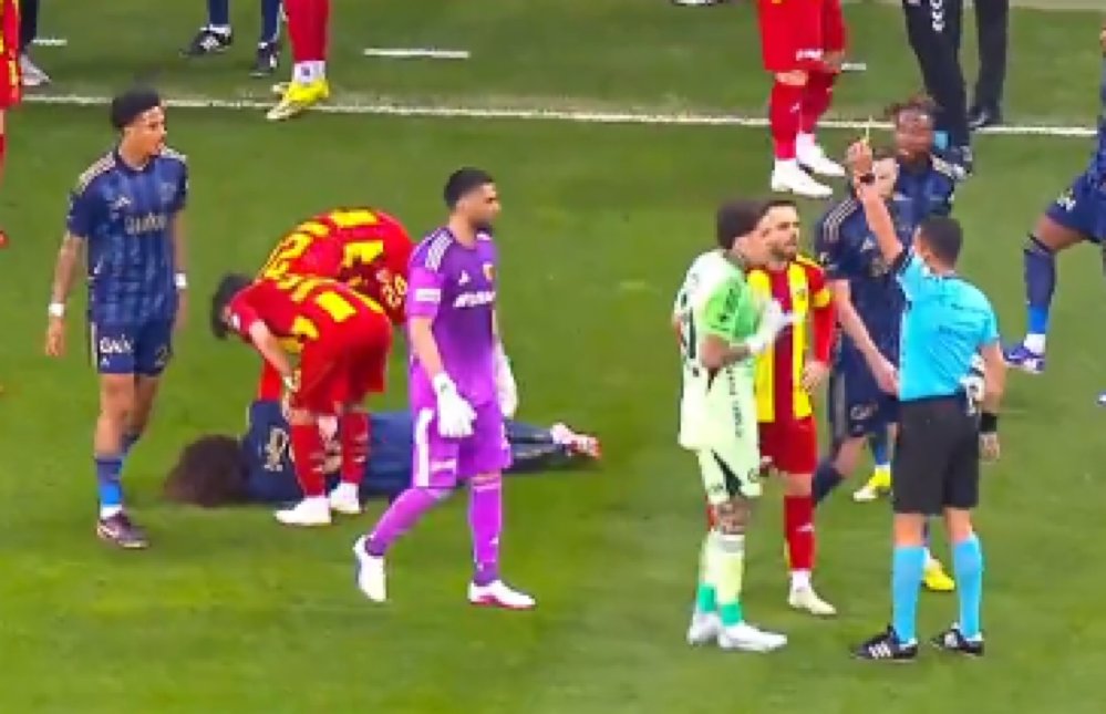Fenerbahce__FR's tweet photo. Ederson prend carton jaune parce qu’il est en dehors de sa surface (jaune logique) mais le gardien de Kayserispor ne prend rien pour la même raison mdrrrrrr https://t.co/0D3Bewjdg0