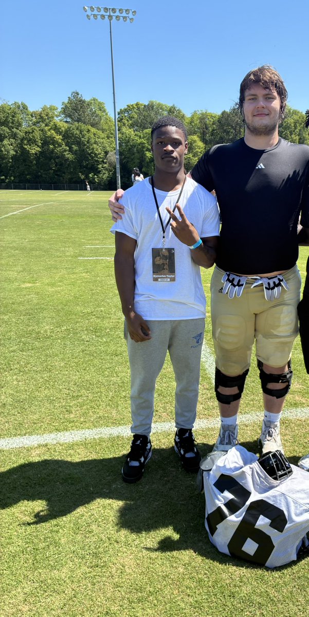 nymeriustaylor4's tweet photo. Had a great day at Wofford College ran into my one of my former teammates Kam Wallace can’t wait to be back! @coachmartin1_ @wearewoodmontfb @Coach_Boyd77 @tylerkirby112 @YoureNextTrain1 @_TankHawthorne https://t.co/wtNM9qKuQ8