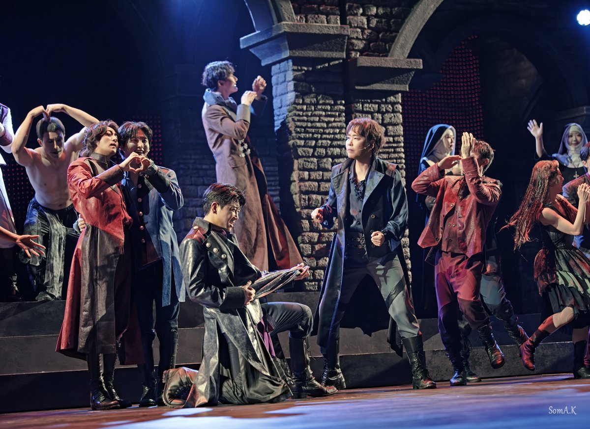 20260411 뮤지컬 로미오와 줄리엣 커튼콜데이
티볼트 역_ #김순택 배우님
로미오 역_ #우빈 배우님
머큐시오 역_ #박민성 배우님
벤볼리오 역_ #김현수 배우님
.
여기에선 바로 우리가 왕!