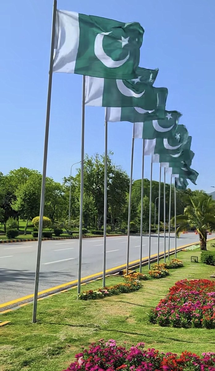 Hearticker01's tweet photo. Peace lovers 🇵🇰 #IslamabadTalks https://t.co/W5rAz8IjbC