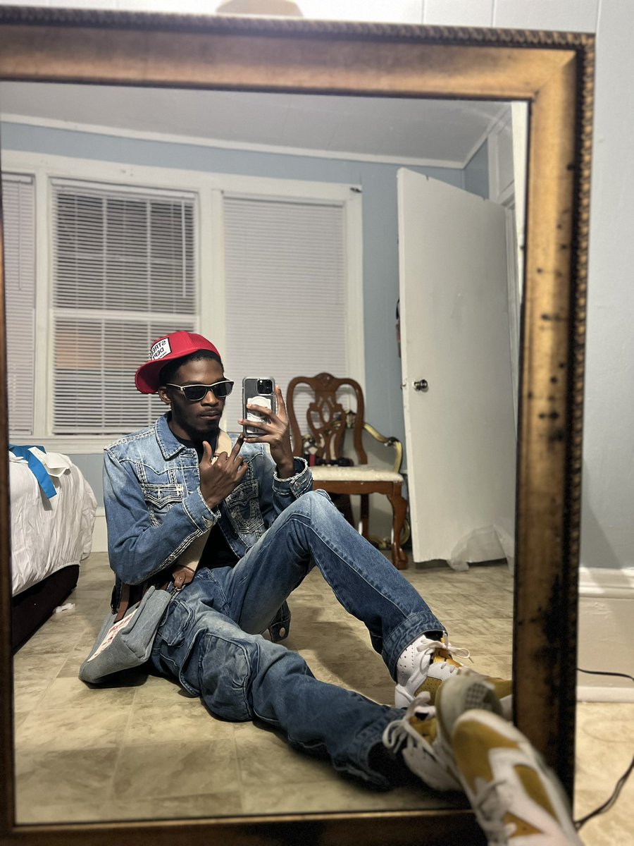 foreign_kidd002's tweet photo. still steppin on shii 🐾 like somebody ain’t pickin up dog piles 🫡💛 #ReturnOfTheeMacc 🐕 https://t.co/cXqk9LLgI2