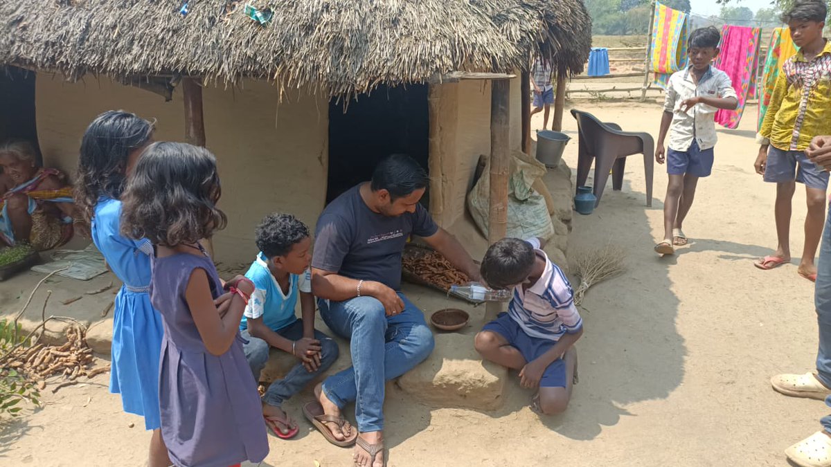 talktosubhransu's tweet photo. ଗ୍ରୀଷ୍ମ ଋତୁରେ ତୁଷାର୍ଥ ପକ୍ଷୀଙ୍କ ତୁଷ୍ଣା ମେଣ୍ଟାଇବା ନିମନ୍ତେ ଜଳପାତ୍ର ସ୍ଥାପନ ନିତ୍ୟାନ୍ତ ଆବଶ୍ୟକ । ଆସନ୍ତୁ ଗୋଟିଏ ମାଟିପାତ୍ରରେ ପାଣି ରଖିବା ଏବଂ ଏକ କୁନି ଜୀବନ ବଞ୍ଚାଇବା 💧🐦
#TheyReallyNeedUs #SubhransuSatpathy #Birdman #Dhenkanal #Odisha https://t.co/MjD3eDh4Ng