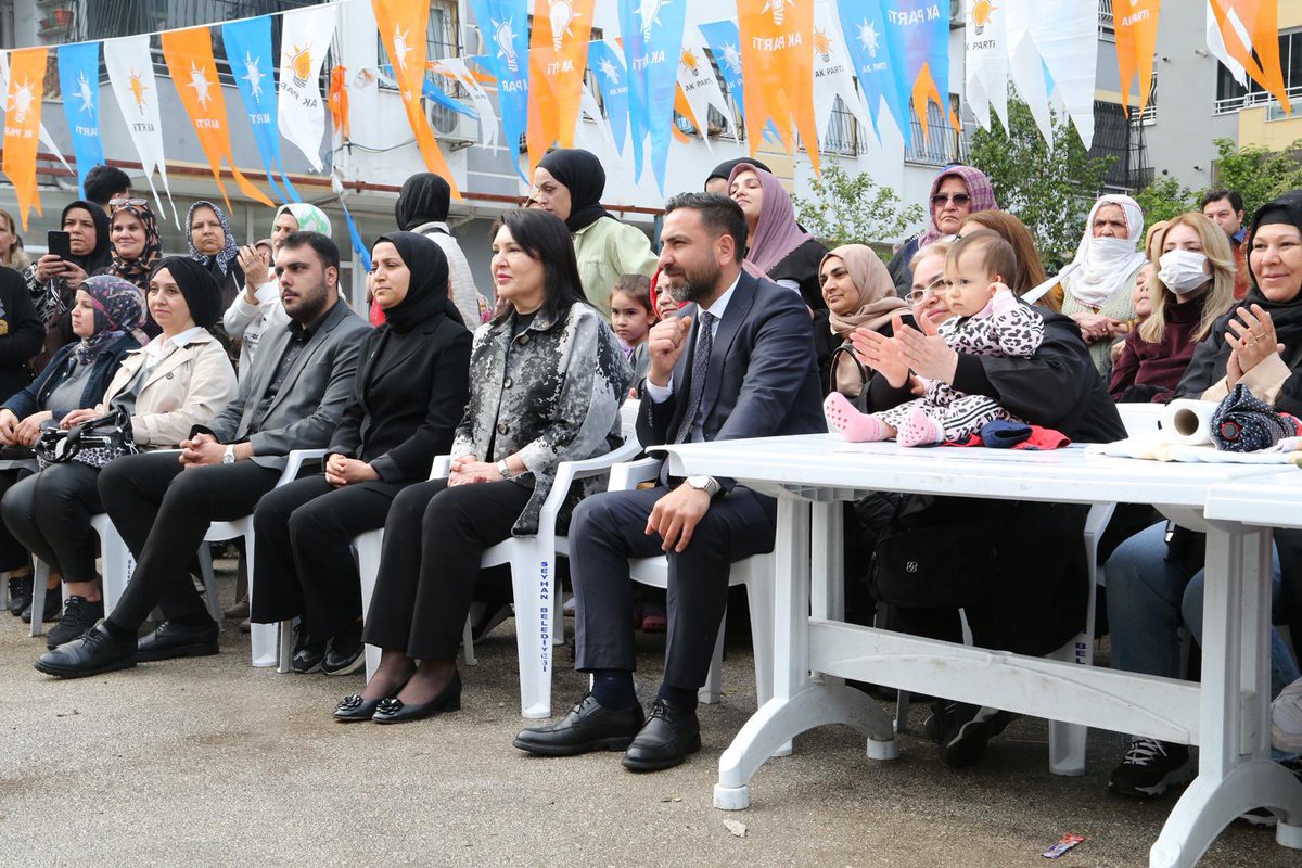 AK Parti Adana Milletvekilimiz Sn. Sunay Karamık, İlçe Başkanımız Sn. İbrahim Gökçedağ ve Kadın Kolları Başkanımız Sn. Sümeyra Özdemir ile birlikte Yeşilyurt Mahallemizde düzenlenen Kadınlar Buluşması programında kıymetli hanımefendilerimizle bir araya geldik.

Samimi sohbetler