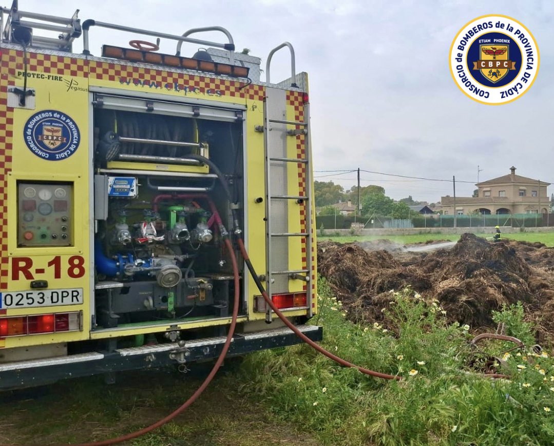BomberosCbpc's tweet image. 🗓️11/4/26 ⏰11h

Efectivos del #CBPC de los parques #ElPuerto y #Jerez intervienen por incendio de pajar en establo en Los Desmontados, junto a vía de servicio de la A-491
Extinguimos con ayuda de un tractor
Afecta a una zona de 100 m² y 4m de altura
Sin daños personales

🧑🏼‍🚒9 🚒3