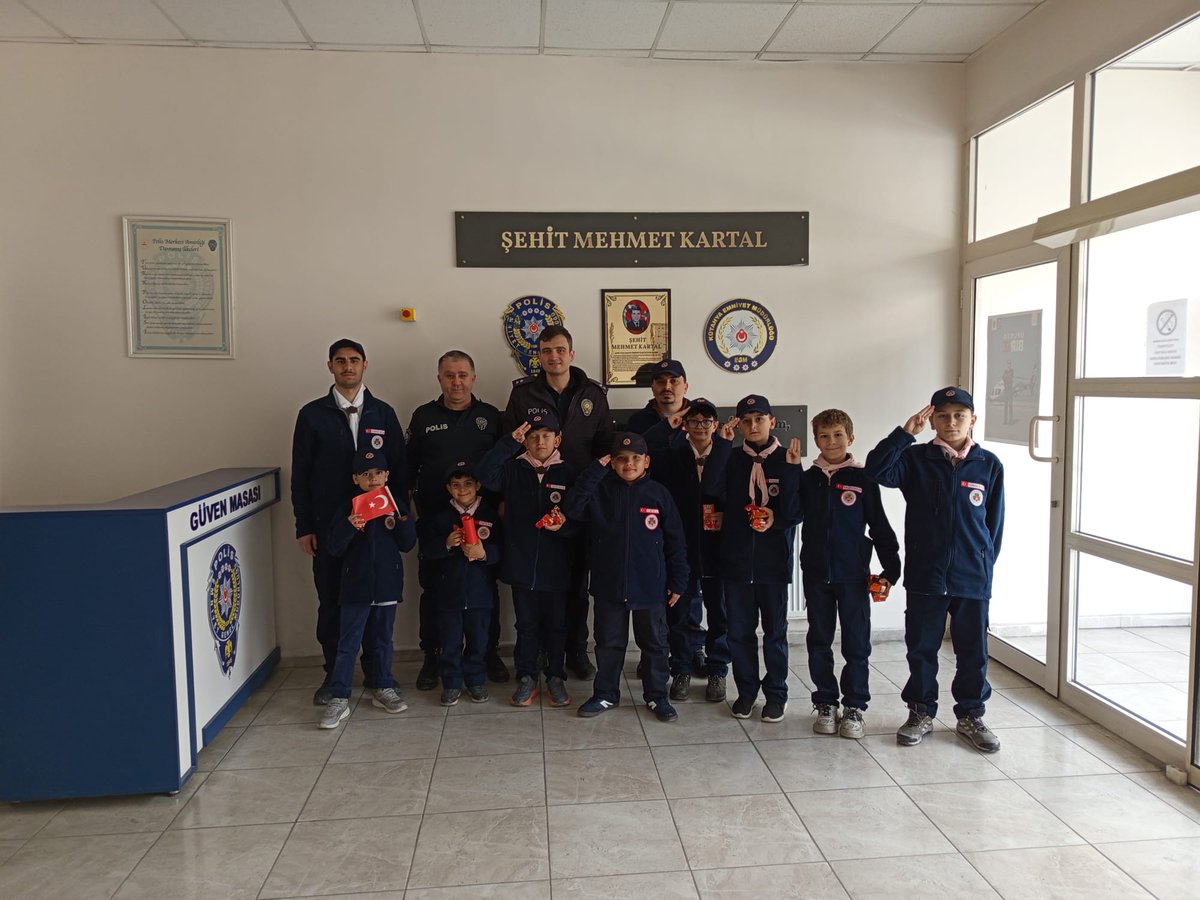 İzcilerimiz ve İzci Liderlerimiz, Polis Haftası dolayısıyla Şehit Mehmet Kartal Polis Merkezi Amirliği'ne ziyarette bulunup polis memurlarımızın Polis Haftasını tebrik ettiler.