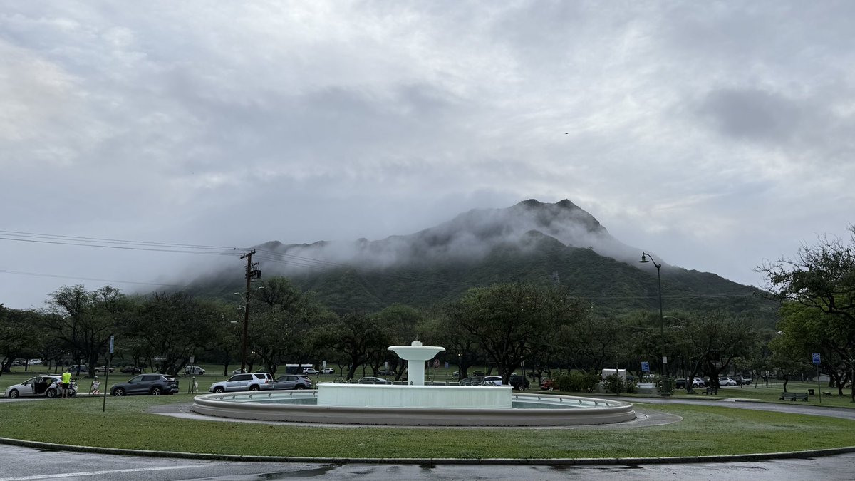 hawaii_isla808's tweet image. Happy Sabado! Diamond Head is looking foggy from the Louise Dillingham Memorial Fountain. Enjoy the peaceful moment and stay safe. 🌥️🌴 #oahu #hawaii #honolulu #louisedillinghammemorialfountain #diamondhead