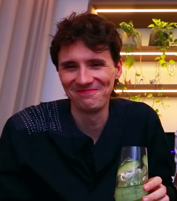 dnphriends's tweet photo. dan's face when phil starts to make fun of how sappy he gets when drunk, i need to be shot https://t.co/TpKh5VdYP4