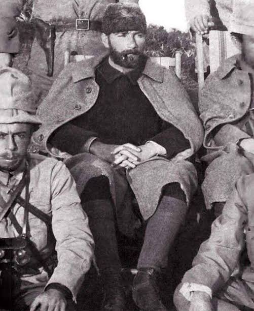 Geceye not:
Mustafa Kemal Paşa'nın askerliğine ve komutanlığına dil uzatan herkes, soytarıdır.