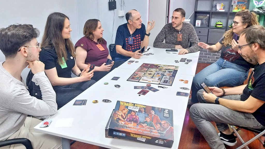 Megacorpin's tweet photo. En la #apconcita de Abril resolviendo crímenes entre #IncómodosInvitados : En Vivo
Gracias como siempre a @APJUEGOS por recibirnos con tanto cariño. Y a @ReplayOutletCaf por un espacio fantástico. https://t.co/pwI73gH5LR
