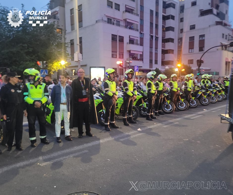 MurciaPolicia's tweet photo. 🎭🚔 Todo listo para el comienzo del desfile del #EntierroDeLaSardina

Autoridades y nuestros agentes ya se encuentran preparados para que disfrutéis de la fiesta con seguridad y tranquilidad.

¡Que empiece la magia y a vivir #Murcia como se merece! ✨ https://t.co/Nw4jMRgUA2