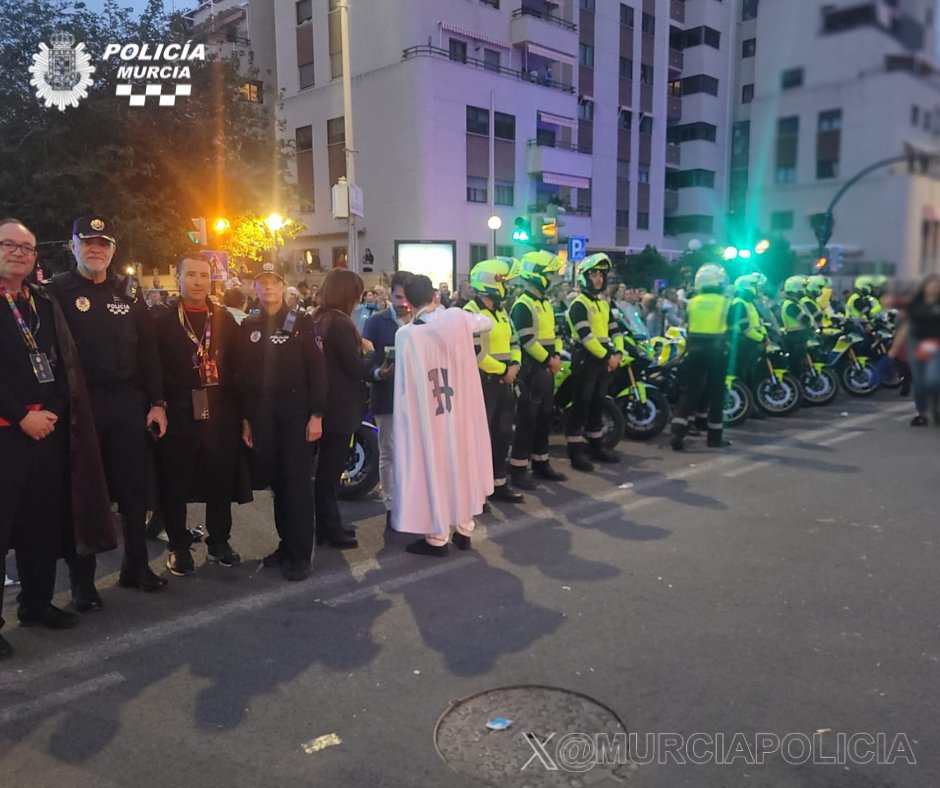 MurciaPolicia's tweet photo. 🎭🚔 Todo listo para el comienzo del desfile del #EntierroDeLaSardina

Autoridades y nuestros agentes ya se encuentran preparados para que disfrutéis de la fiesta con seguridad y tranquilidad.

¡Que empiece la magia y a vivir #Murcia como se merece! ✨ https://t.co/Nw4jMRgUA2