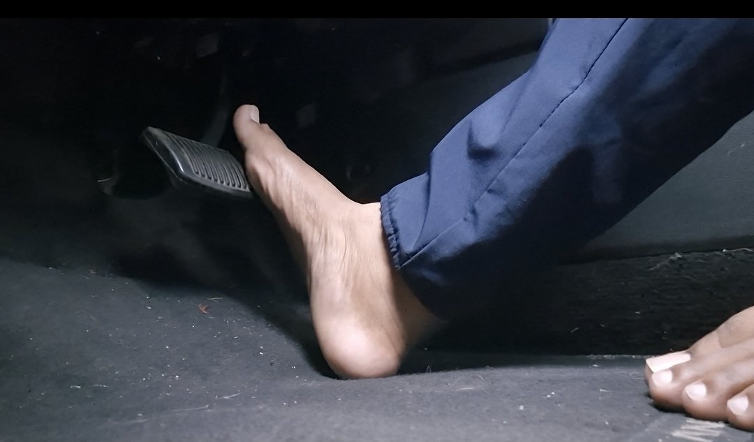 Baesoless's tweet photo. Driving almost 30 minutes back home from work 🚗👣 good thing I love my job 😊 
C4S: https://t.co/WsfMQ7ptBg
OnlyFans: https://t.co/uMfq20eygC
••
#Pedalpumping #drivingbarefoot https://t.co/9mx1W5br7P