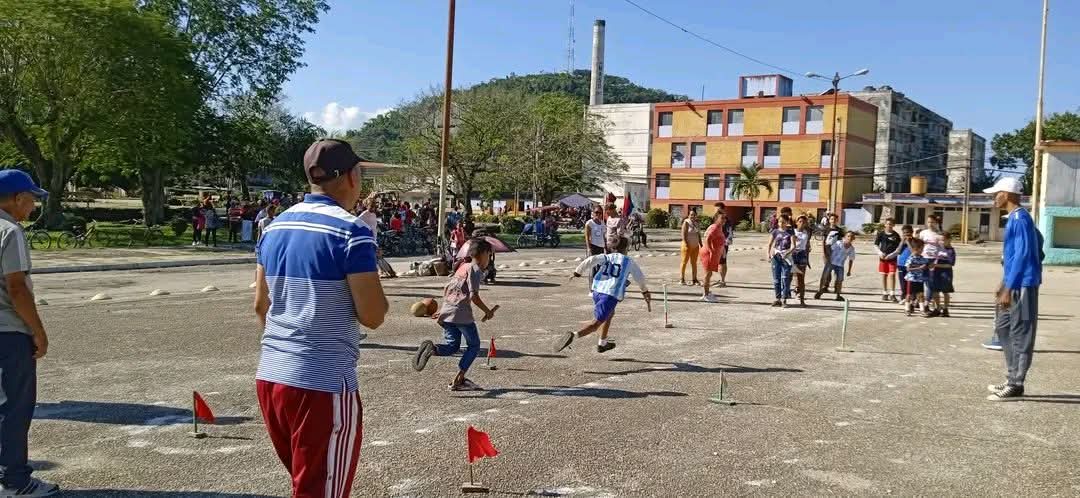 En el #MunicipioBartolomeMaso
programa a jugar y simultánea de ajedrez saludando el 1 de mayo. 
#MunicipioBartoloméMasó
#ProvinciaGranma <a href="/YudelkisOrtizB/">Yudelkis Ortiz Barceló</a> <a href="/DrRobertoMOjeda/">Dr. Roberto Morales Ojeda</a> <a href="/BorgesOlivero/">Carlos Borges Oliveros</a>