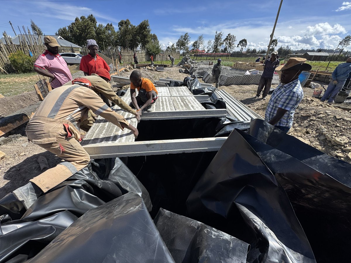 akibaru's tweet image. 🏗️ Smart Underground Water Tank Hack
We just lined this tank with Valisha HDPE 0.5mm liner, then covered it with our signature composite slab.

See the trick? We only wall up to the SBC (hard soil level). Below that, the hard soil profile does the job.

No need for full RC walls
