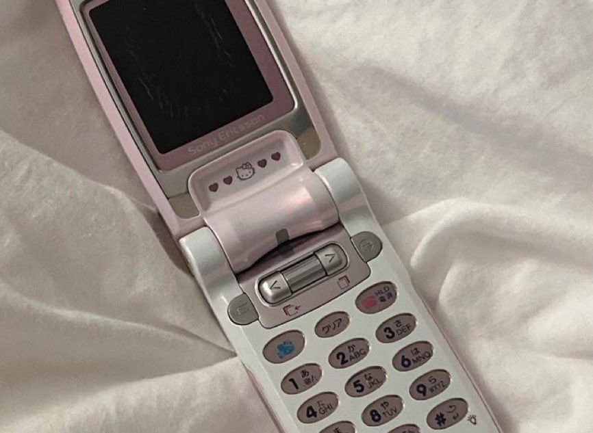 thepinkernet's tweet image. a3014s hello kitty flip phone (2002) 🎀