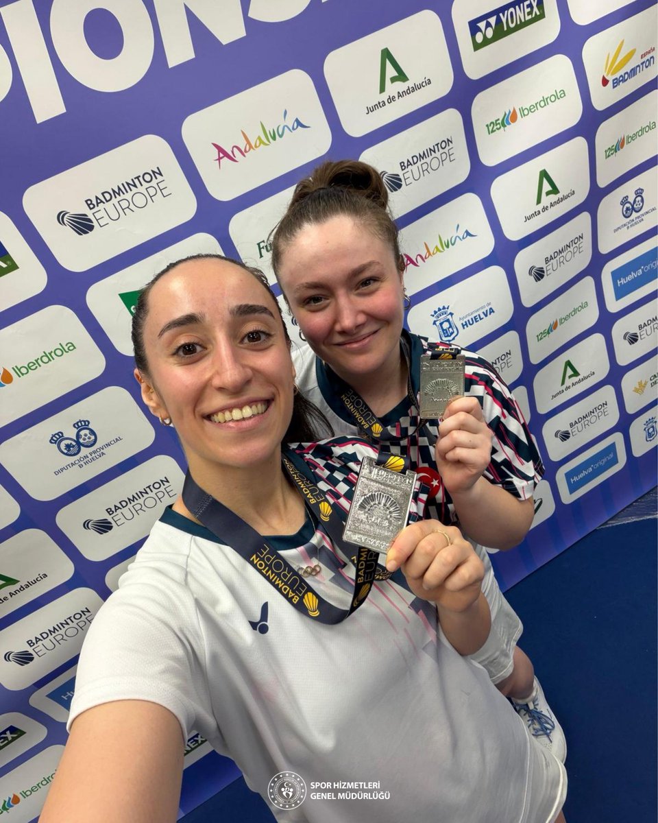 Badmintondan tarihi gümüş! 🥈🏸🇹🇷

İspanya’da düzenlenen Avrupa Badminton Şampiyonası’nda “çift kadınlar” kategorisinde yarışan milli badmintoncularımız Bengisu Erçetin ve Nazlı İnci, gümüş madalya kazanarak Avrupa şampiyonaları tarihindeki en iyi derecemizi elde etti. 🏸🥈🇹🇷