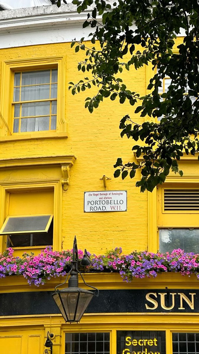FegrdMuse's tweet photo. Weekend ideas: Take a stroll through the park, feel the breeze, notice the flowers — even the yellow dandelions glowing in the grass. Wander into the nearest bookshop… and maybe finish the afternoon in a cosy pub 😊💛🍺

#ColourMuse #ArtEscape #flowers #Pubs #books https://t.co/Ba1hKWjpIl