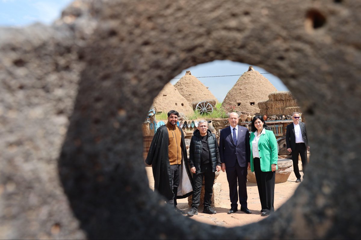 Şanlıurfa’da Harran’da MS 794 Dünya’nın ilk üniversitesinin bulunduğu yerde. ( Şimdki Harran Üniversitesi Şanlıurfa merkezde )