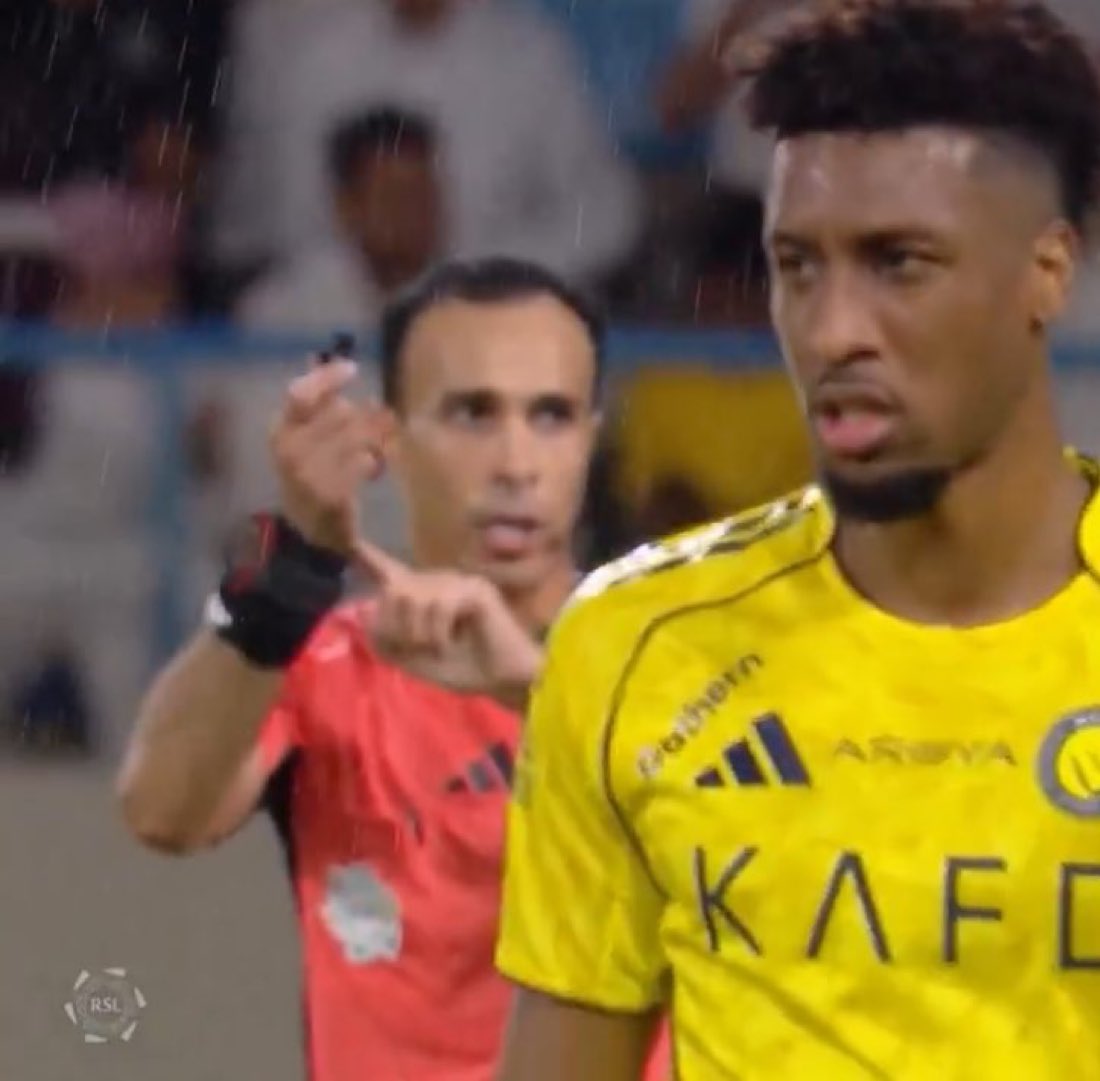 #النصر_الأخدود 
#خلف_المرمي_نشعل_مدرجنا
الحكم يقول ركز على مباراة الوصل 
عقلية بعض جمهور المستنقع 👌