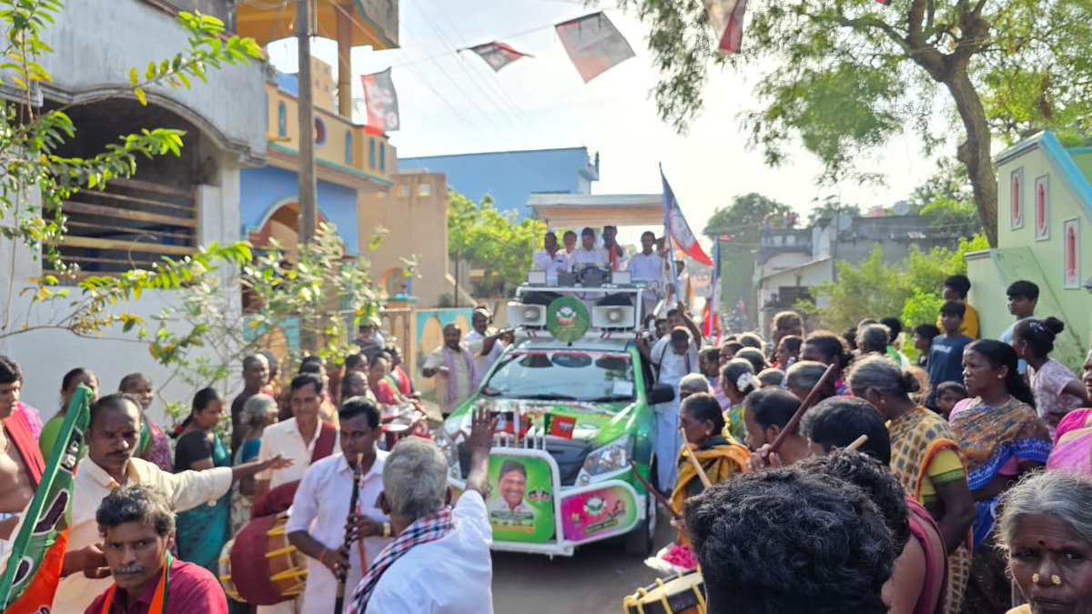 MCSampathOffl's tweet photo. இதய தெய்வம் மாண்புமிகு புரட்சித்தலைவர்,இதய தெய்வம் மாண்புமிகு புரட்சித்தலைவி அம்மா அவர்களின் ஆசியுடன் மாண்புமிகு கழக பொதுச் செயலாளர்,சட்டமன்ற எதிர்க்கட்சித் தலைவர் நாளைய முதல்வர் அண்ணன் எடப்பாடியார் அவர்களின் அறிவுறுத்தலின்படி கடலூர் தெற்கு ஒன்றியம்  கோண்டூர்,பாதிரிக்குப்பம் ஊராட்சிகளில்  கூட்டணி கட்சிகளின் பேராதரவுடன்,கழக நிர்வாகிகளின் எழுச்சியுடன் தேர்தல் பரப்புரை  நடைபெற்றது.

#MCSampath4Cuddalore #MCS4cuddalore
 #MCSampath #MCS
#கடலூரைஉயர்த்துவோம்