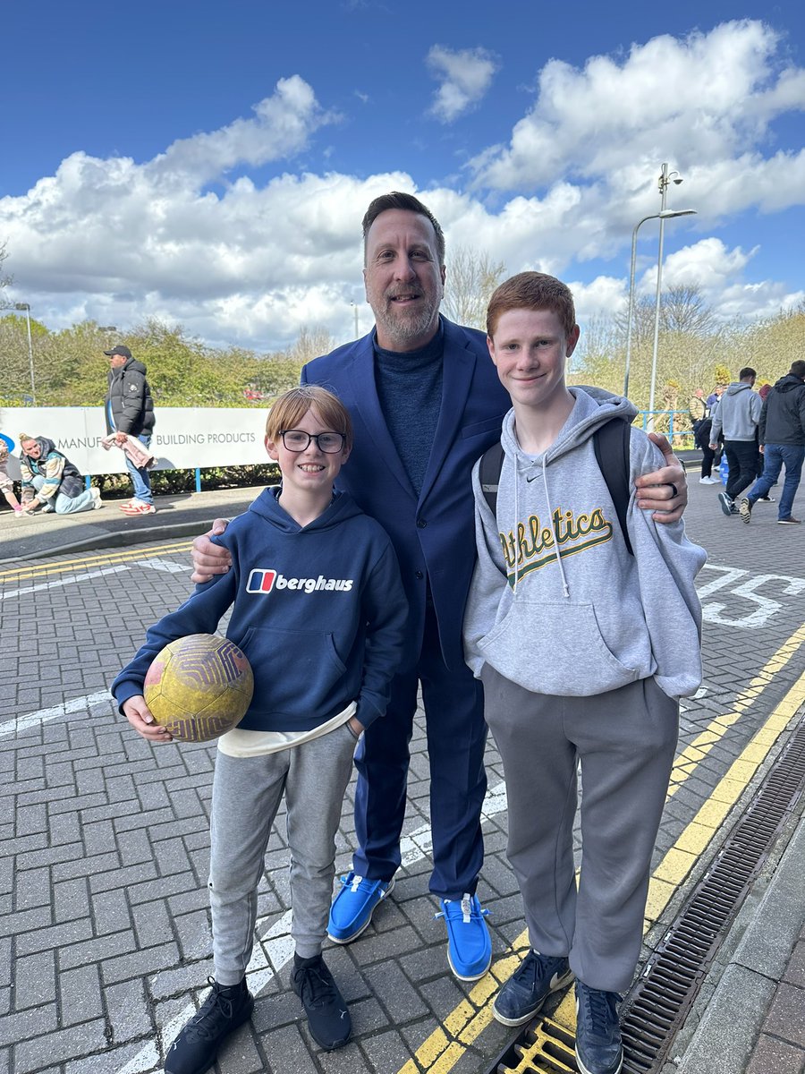 bev28terrier's tweet photo. Good to catch up with @CarmichaelDave and @KevinNagleMLS today. Safe trip back guys 💙🤍 https://t.co/vFGYOGJvZZ